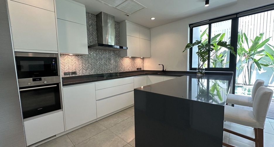 Haus zur Miete mit 4 Zimmer in Watthana, Bangkok