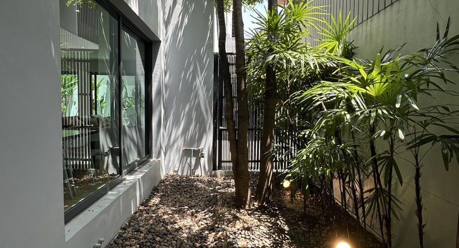 Haus zur Miete mit 4 Zimmer in Watthana, Bangkok