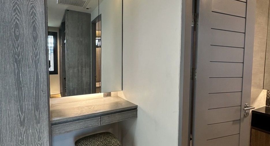 Haus zur Miete mit 4 Zimmer in Watthana, Bangkok