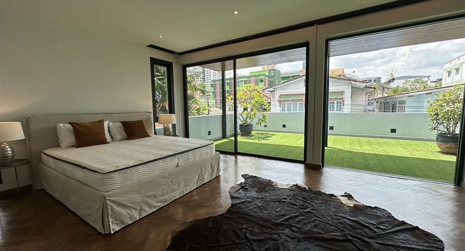 Haus zur Miete mit 4 Zimmer in Watthana, Bangkok