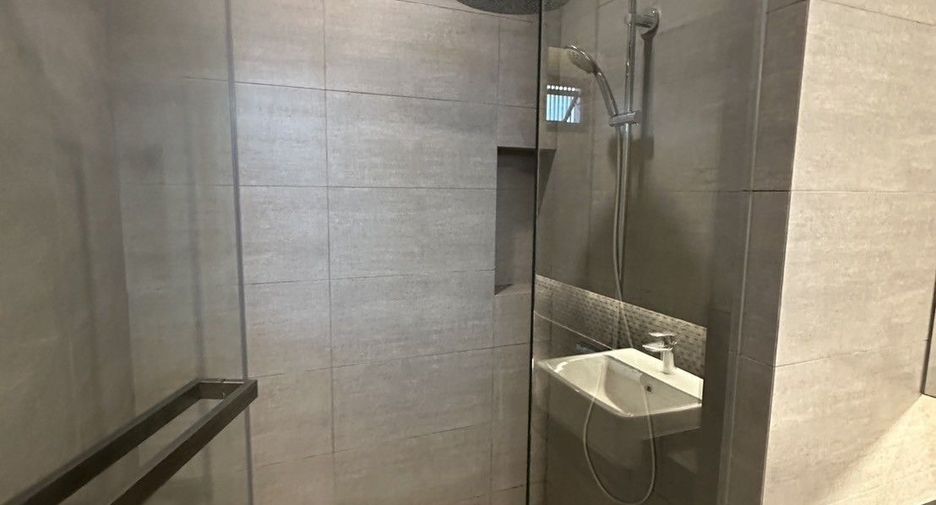 Haus zur Miete mit 4 Zimmer in Watthana, Bangkok