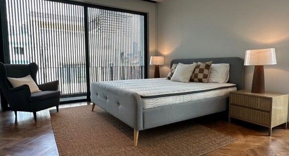 For sale and for rent 4 bedrooms villa in Watthana, Bangkok