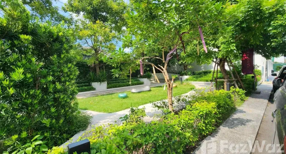 Casa adosada en venta y en alquiler de 3 habitaciones en Bang Phlat, Bangkok