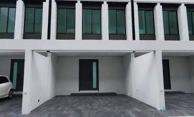 Casa adosada en venta y en alquiler de 3 habitaciones en Bang Phlat, Bangkok