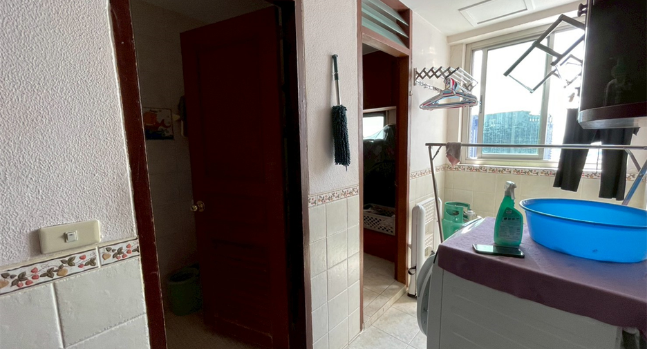 For sale 3 bedrooms condo in Khlong Toei, Bangkok