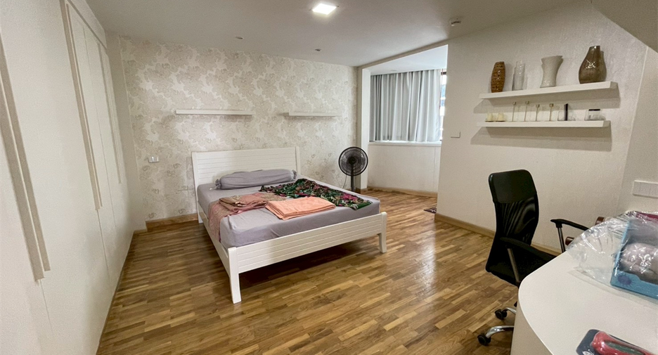 For sale 3 bedrooms condo in Khlong Toei, Bangkok