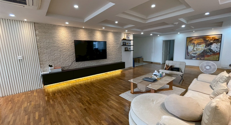 For sale 3 bedrooms condo in Khlong Toei, Bangkok