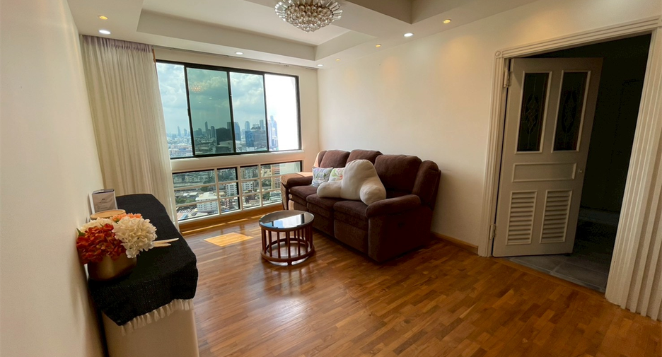For sale 3 bedrooms condo in Khlong Toei, Bangkok