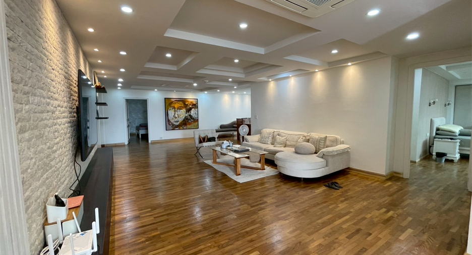 For sale 3 bedrooms condo in Khlong Toei, Bangkok
