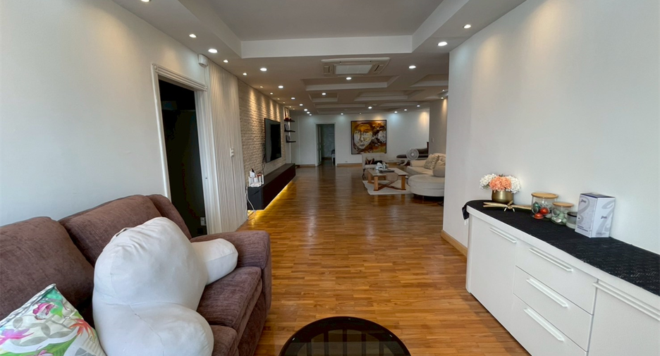 For sale 3 bedrooms condo in Khlong Toei, Bangkok