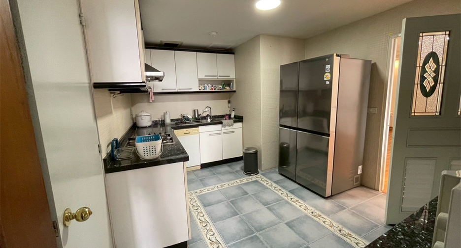 For sale 3 bedrooms condo in Khlong Toei, Bangkok