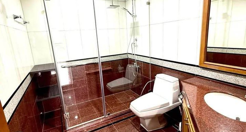 For rent 2 bedrooms condo in Yan Nawa, Bangkok