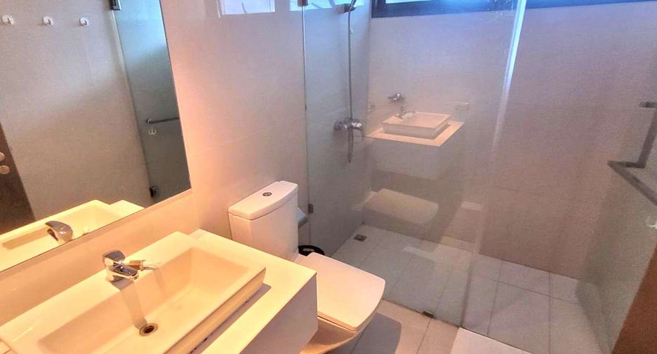 For rent そして for sale 3 ベッドルーム townhouse in Watthana, Bangkok