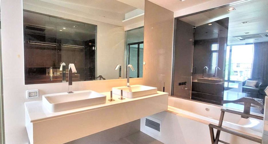 For rent そして for sale 3 ベッドルーム townhouse in Watthana, Bangkok