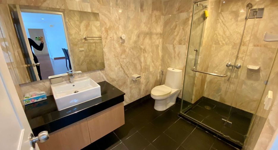 For rent 2 bedrooms condo in Watthana, Bangkok