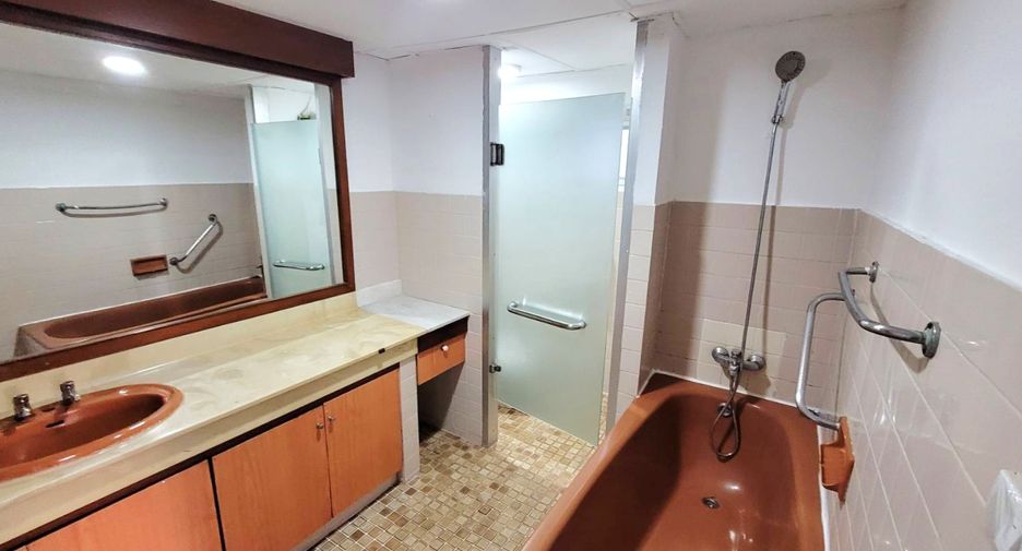 Condo en alquiler de 2 habitaciones en Khlong Toei, Bangkok