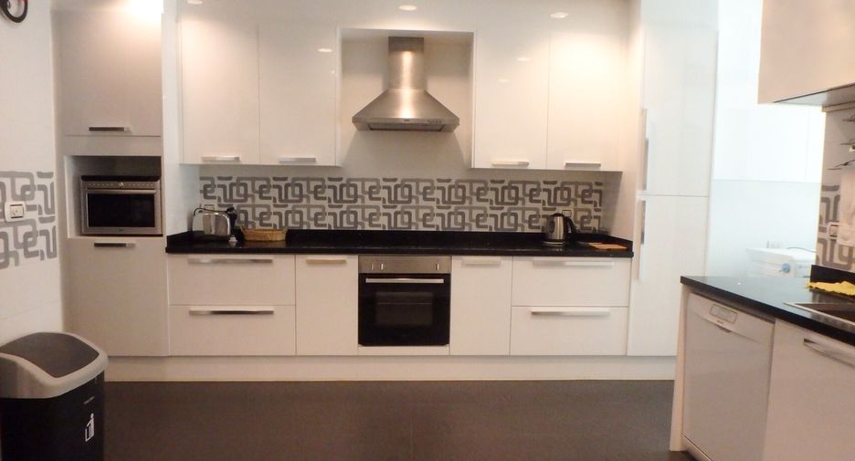 For rent 2 bedrooms condo in Khlong Toei, Bangkok