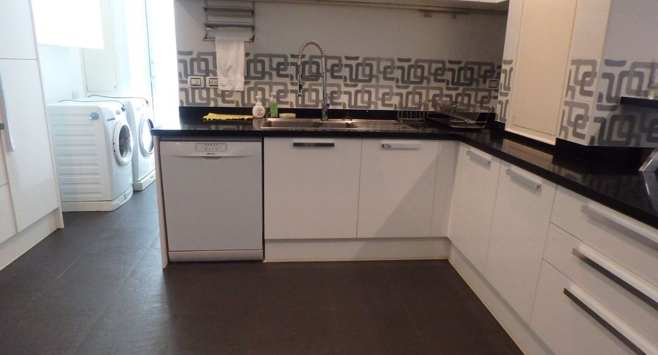 For rent 2 bedrooms condo in Khlong Toei, Bangkok