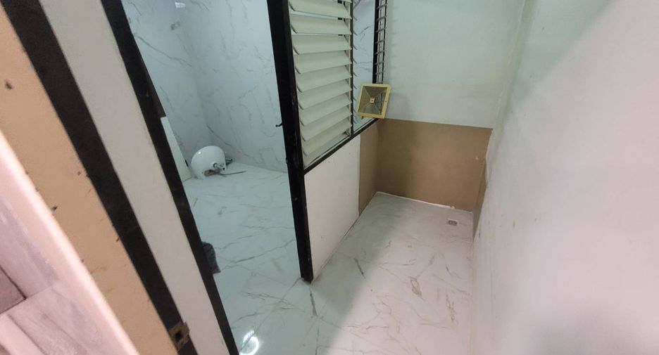À louer et à vendre 3 chambres condo à Watthana, Bangkok