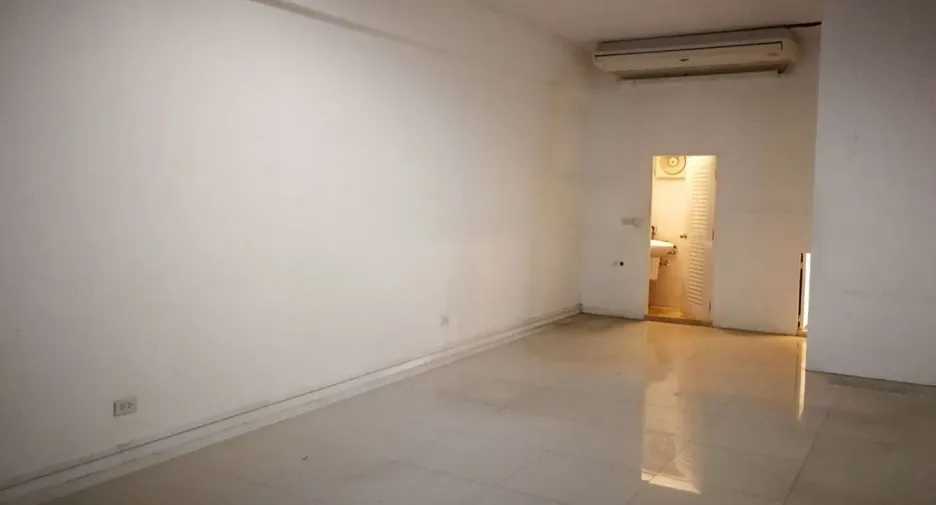 For rent retail Space in Huai Khwang, Bangkok