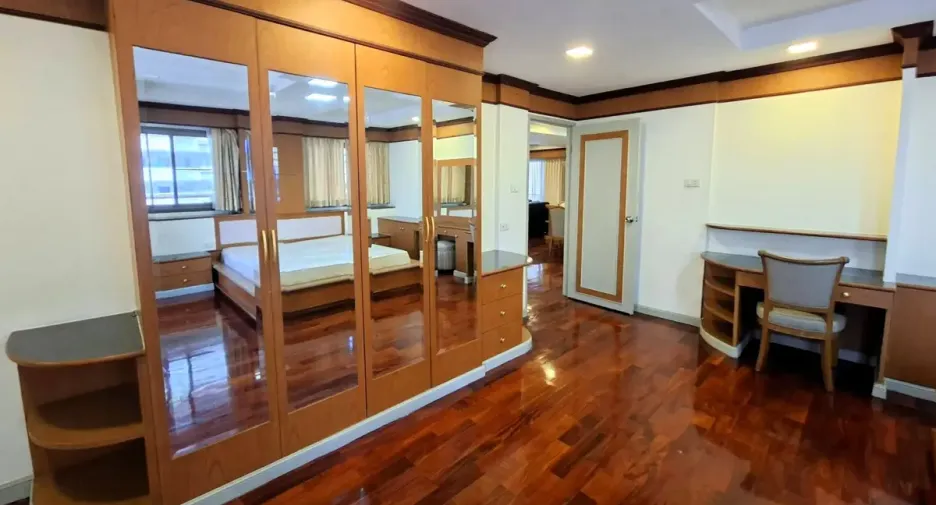For rent 3 bedrooms condo in Watthana, Bangkok