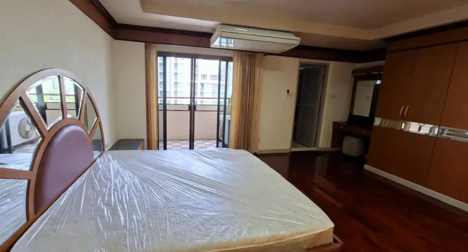 For rent 3 bedrooms condo in Watthana, Bangkok