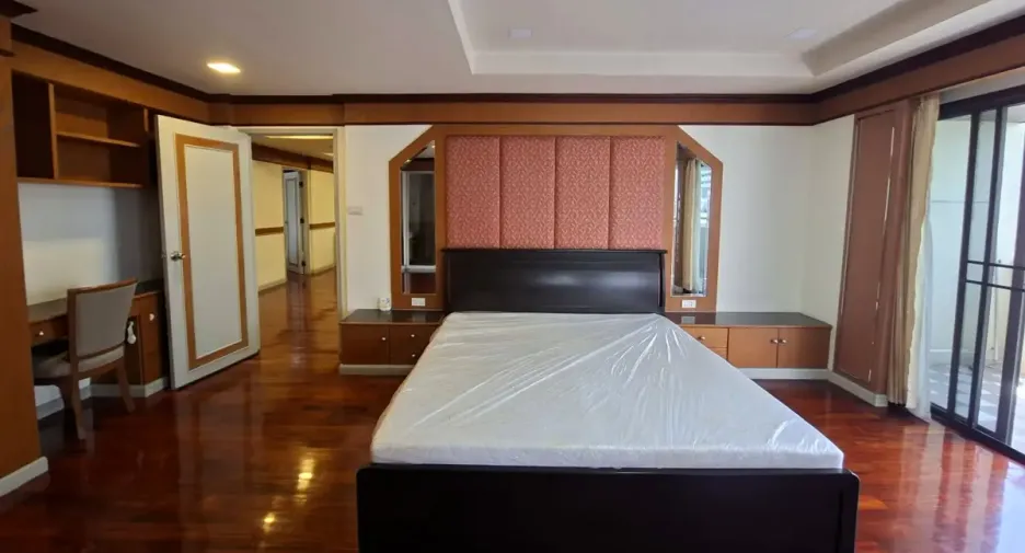 For rent 3 bedrooms condo in Watthana, Bangkok