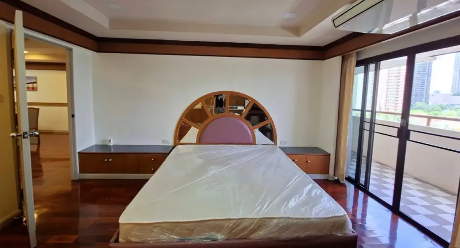 For rent 3 bedrooms condo in Watthana, Bangkok