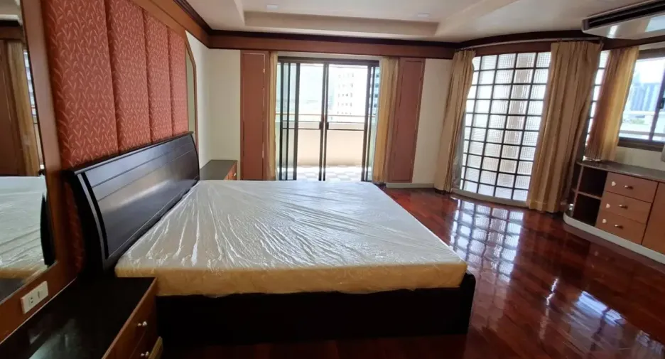For rent 3 bedrooms condo in Watthana, Bangkok