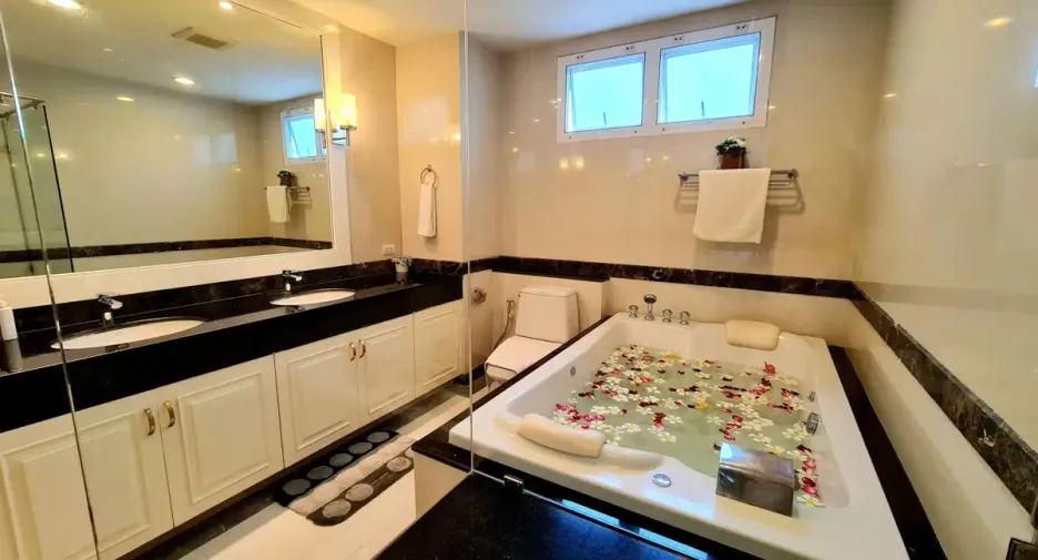 For rent 4 ベッドルーム condo in Watthana, Bangkok