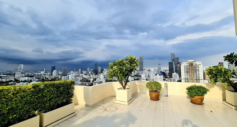 For rent 4 ベッドルーム condo in Watthana, Bangkok