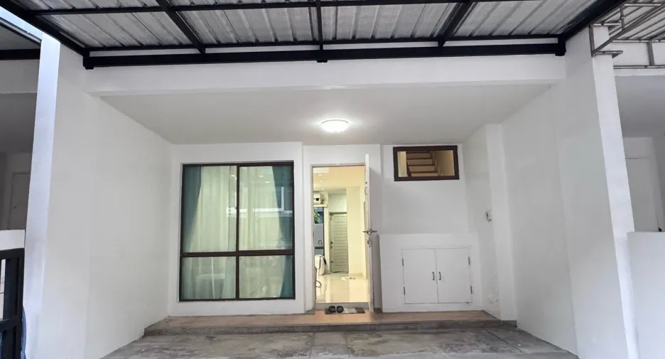 For rent 3 bedrooms townhouse in Phra Khanong, Bangkok
