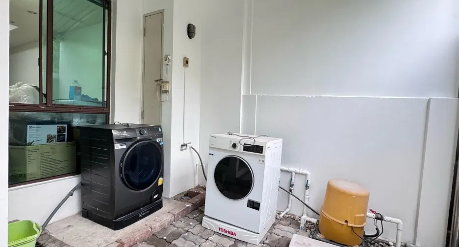 For rent 3 bedrooms townhouse in Phra Khanong, Bangkok