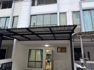 出租 3 卧室 联排别墅 在 Phra Khanong, 曼谷