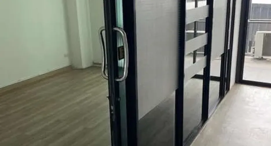 For rent and for sale 8 bedrooms office in Wang Thonglang, Bangkok
