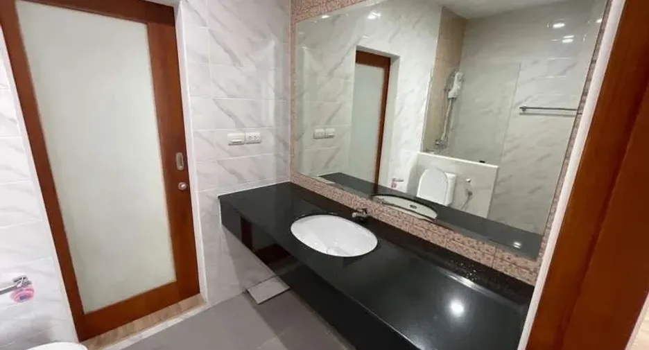 For rent and for sale 8 bedrooms office in Wang Thonglang, Bangkok