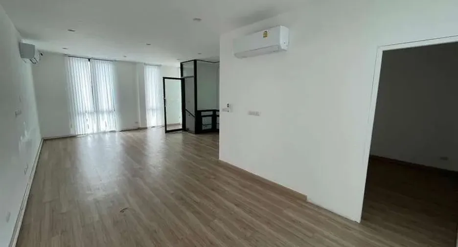 For rent and for sale 8 bedrooms office in Wang Thonglang, Bangkok