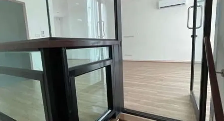For rent and for sale 8 bedrooms office in Wang Thonglang, Bangkok