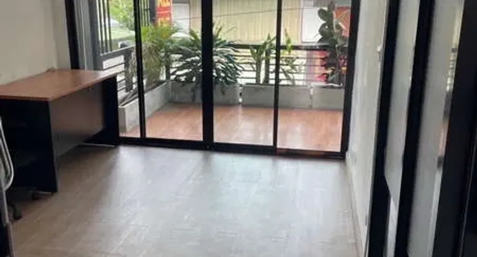 For rent and for sale 8 bedrooms office in Wang Thonglang, Bangkok