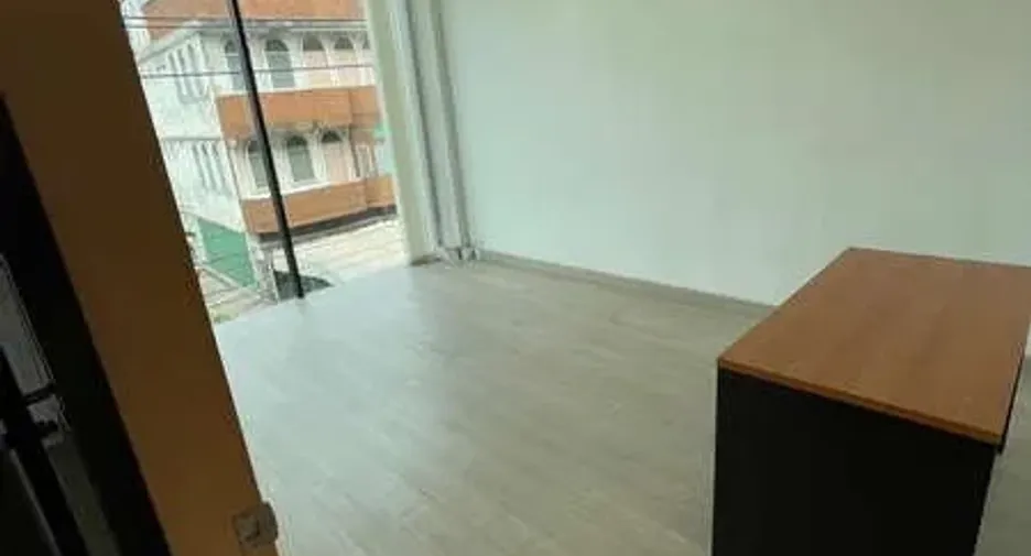For rent and for sale 8 bedrooms office in Wang Thonglang, Bangkok