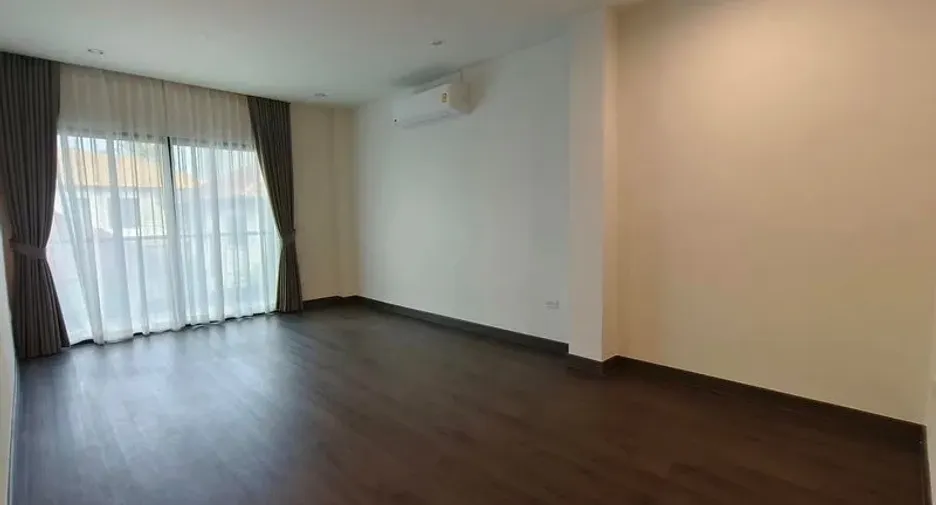 Casa en alquiler y en venta de 4 habitaciones en Watthana, Bangkok