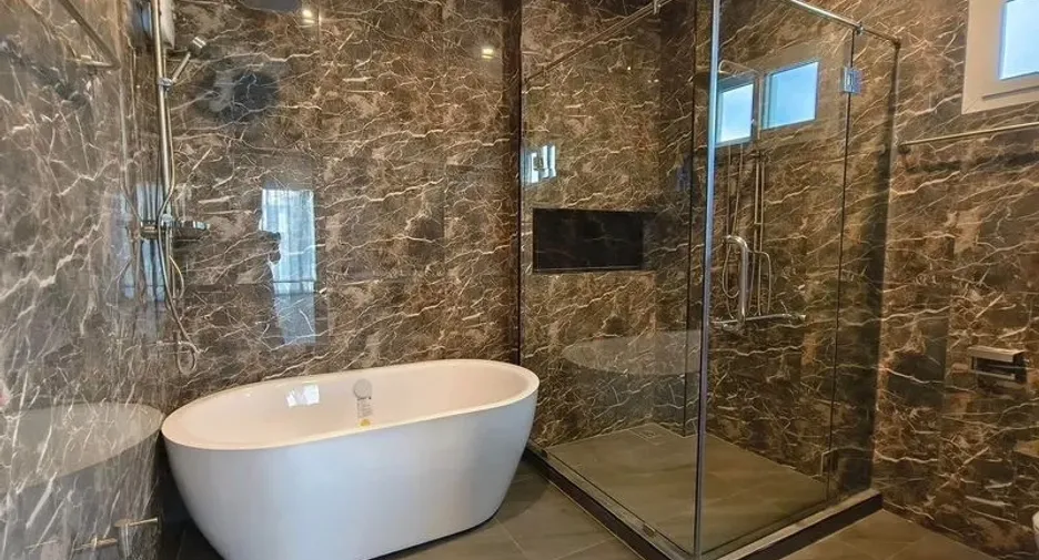 Casa en alquiler y en venta de 4 habitaciones en Watthana, Bangkok