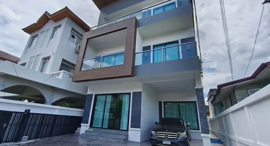 Casa en alquiler y en venta de 4 habitaciones en Watthana, Bangkok