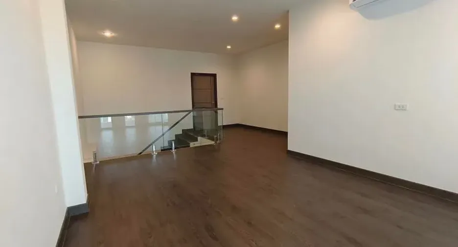 Casa en alquiler y en venta de 4 habitaciones en Watthana, Bangkok