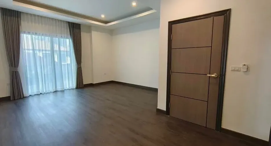 Casa en alquiler y en venta de 4 habitaciones en Watthana, Bangkok
