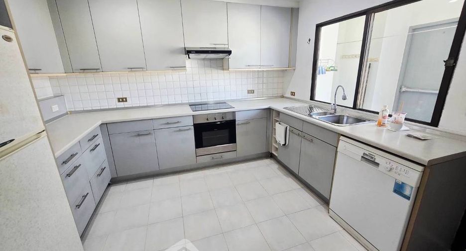 For sale 3 bedrooms condo in Khlong Toei, Bangkok