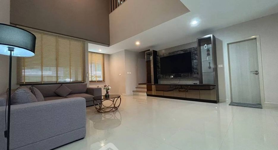Casa adosada en alquiler de 3 habitaciones en Saphan Sung, Bangkok