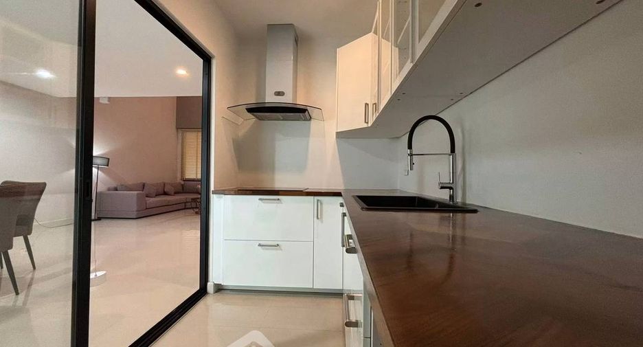 Casa adosada en alquiler de 3 habitaciones en Saphan Sung, Bangkok