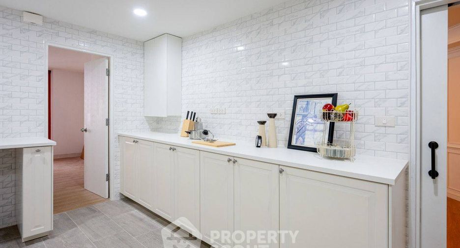 For sale 3 bedrooms condo in Khlong Toei, Bangkok