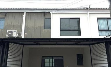 Casa adosada en venta de 3 habitaciones en Saphan Sung, Bangkok